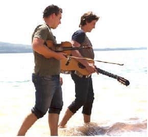 Nick Jonas (violin) and Petrus Fourie (guitar)